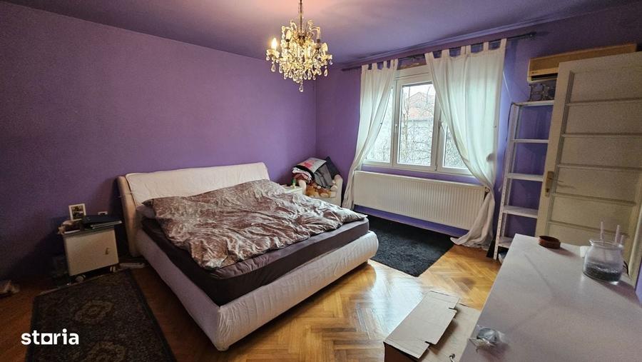 Casă cu 6 camere cu Garaj în Domenii