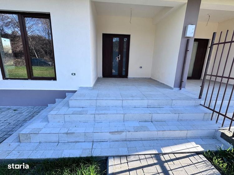 Casă cu 4 camere în Bujoreni