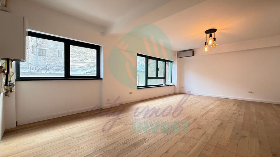 Apartament cu 3 camere semidecomandat în Polonă