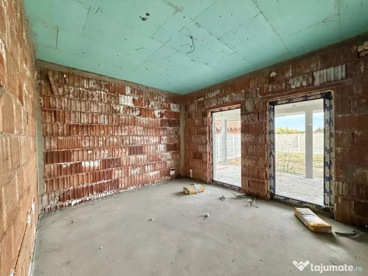 Casă cu 4 camere cu Teren 533 Mp în Sânmihaiu Român