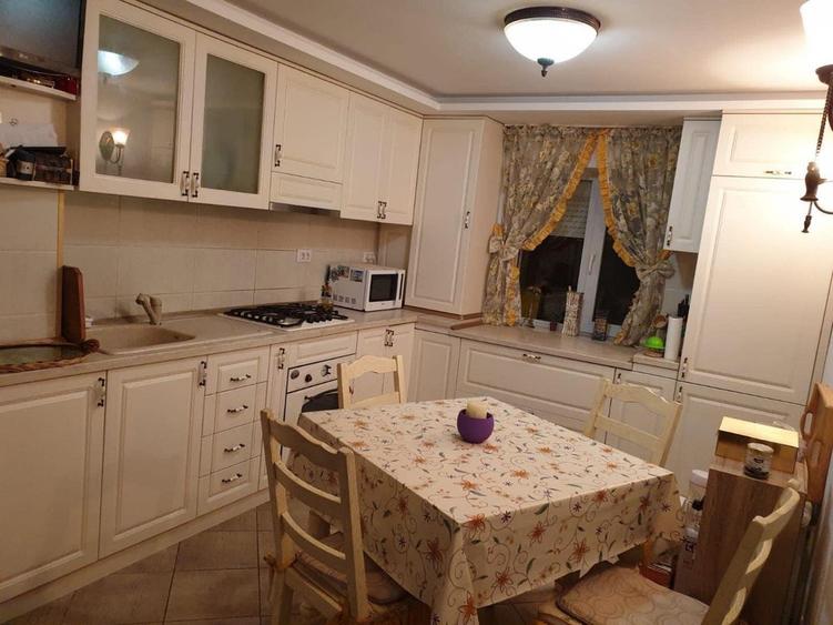 Apartament cu 3 camere decomandat în Aradului