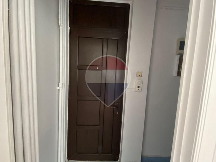 Apartament cu 3 camere decomandat în Periferie