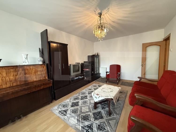Apartament cu 3 camere decomandat, mobilat în Micro 6