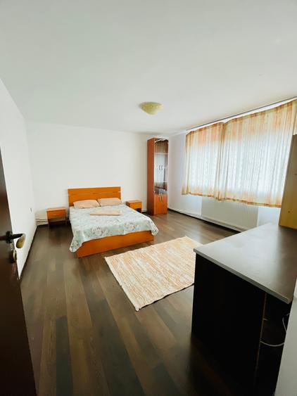 Apartament cu 3 camere decomandat în Apărătorii Patriei