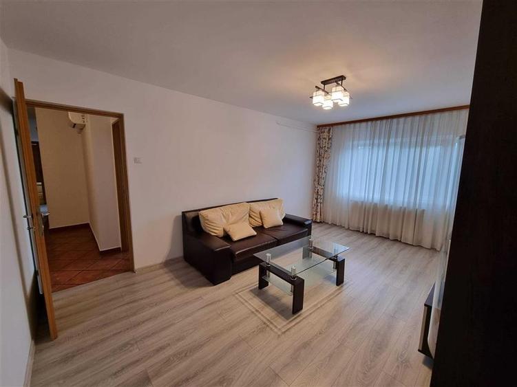 Apartament cu 3 camere decomandat în Nicolina