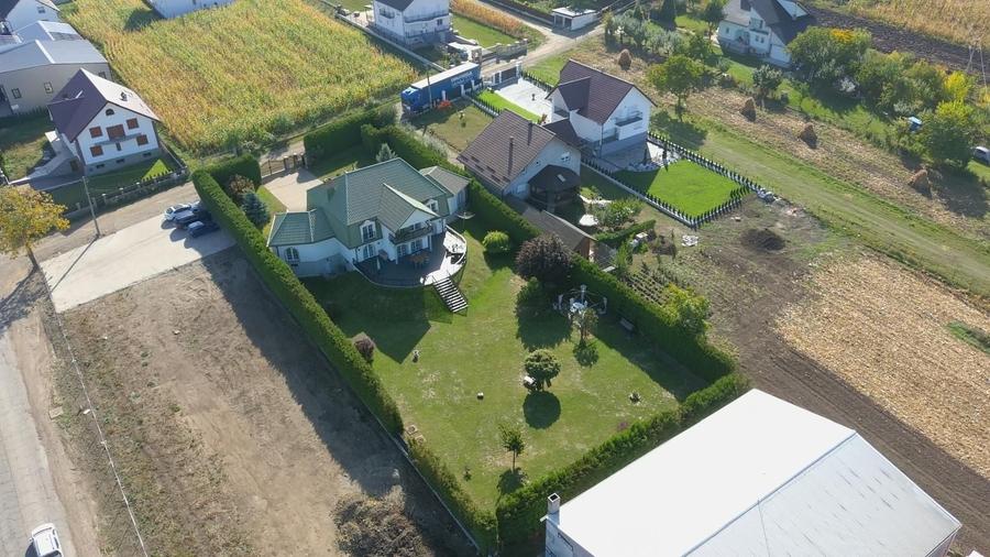Casă cu 4 camere cu Teren 2300 Mp în Central