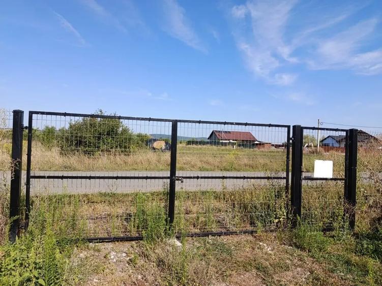 Teren de 697 mp, în Ernei