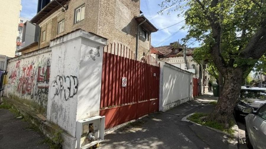 Casă individuală cu 15 camere cu Teren 540 Mp în Central