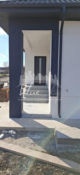 Casă individuală cu 3 camere cu Canalizare în Lumina