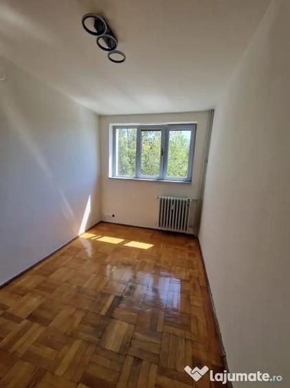 Apartament cu 3 camere semidecomandat în Titan