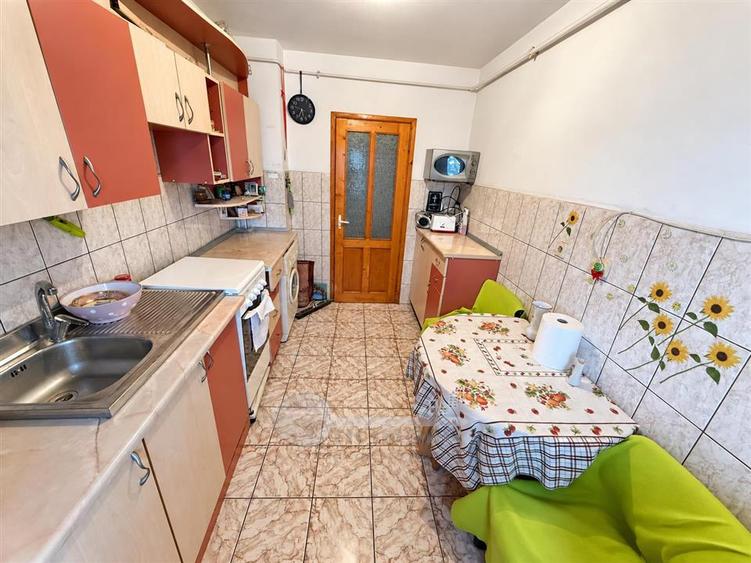 Apartament cu 3 camere decomandat, mobilat în Socola