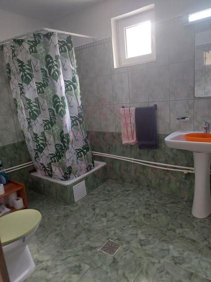Casă individuală cu 5 camere cu Canalizare în Poiana Mărului
