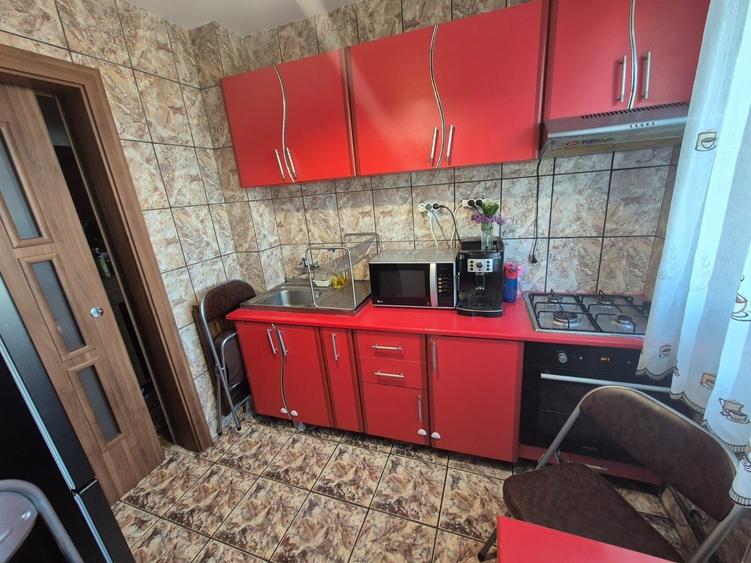 Apartament cu 3 camere semidecomandat în Giulești