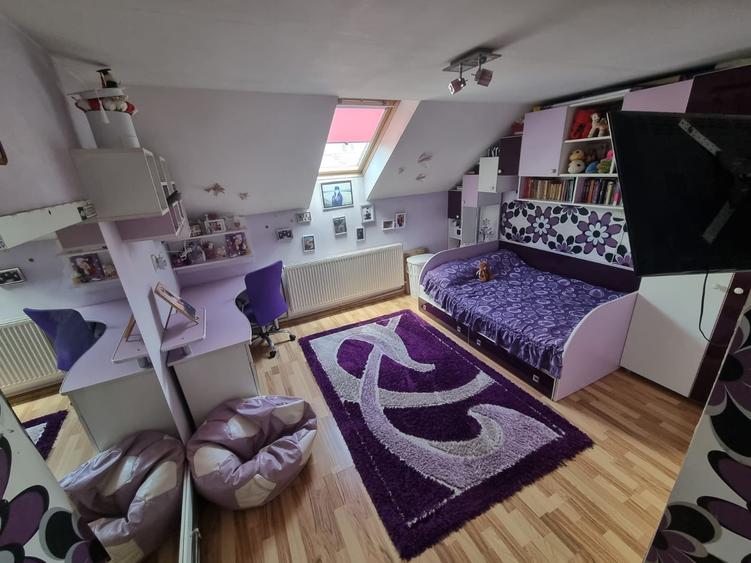 Casă individuală cu 8 camere cu Teren 250 Mp în Central