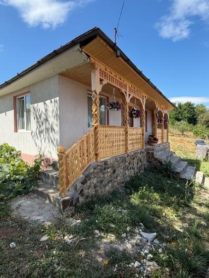 Casă individuală cu 2 camere cu Teren 1400 Mp în Răcoasa