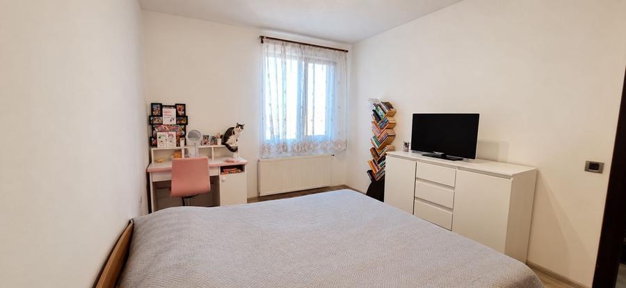 Apartament cu 3 camere semidecomandat în Tractorul
