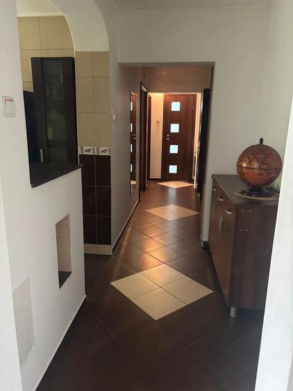 Apartament cu 4 camere semidecomandat în Tineretului