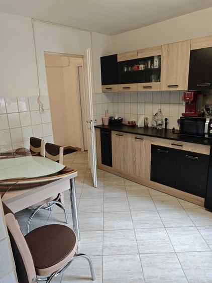 Apartament cu 3 camere decomandat în Păcii