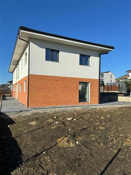 Duplex cu 5 camere cu Canalizare în Chinteni