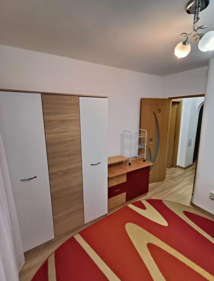 Apartament cu 3 camere semidecomandat în Florești