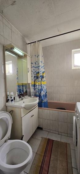 Apartament cu 3 camere semidecomandat, mobilat în Est