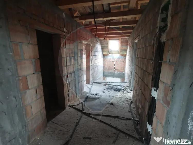 Casă cu 5 camere cu Teren 6400 Mp în Copalnic