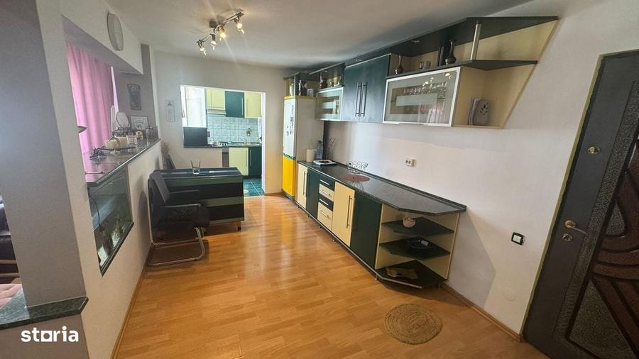 Apartament cu 4 camere decomandat în Valea Aurie
