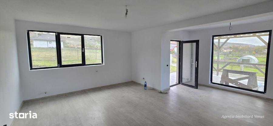 Casă cu 5 camere cu Teren 1000 Mp în Mihai Eminescu