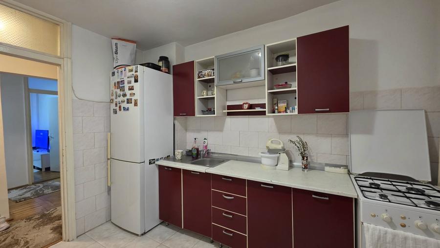 Apartament cu 3 camere decomandat, mobilat în Girocului