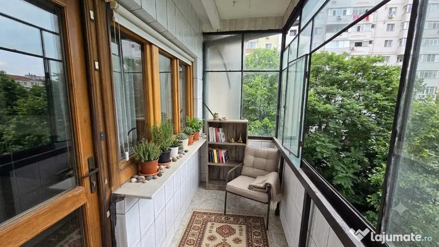 Apartament cu 3 camere decomandat în Sud