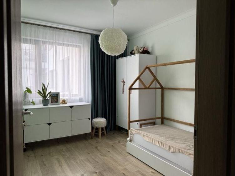 Apartament cu 4 camere decomandat, mobilat în Băneasa
