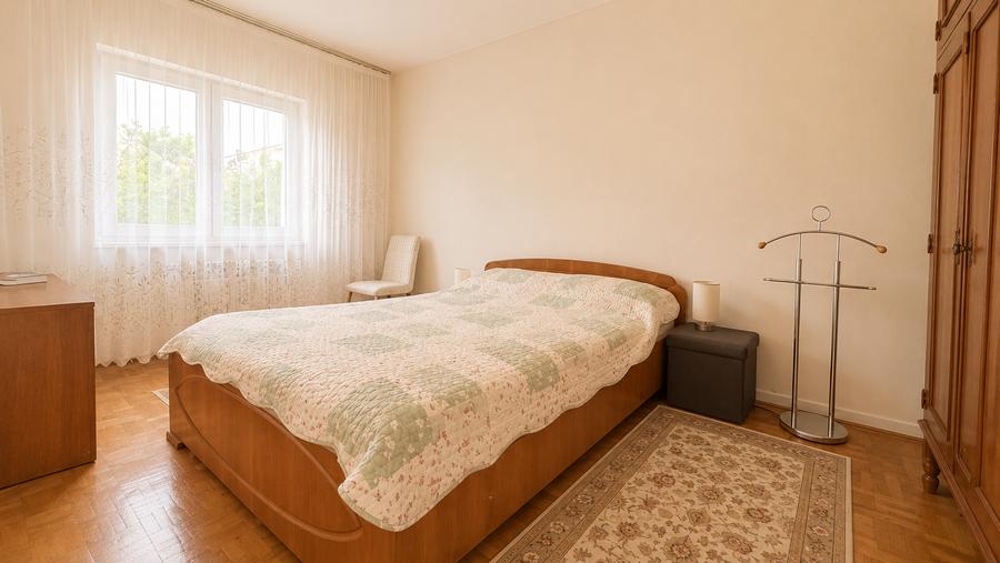 Apartament cu 3 camere semidecomandat în Girocului