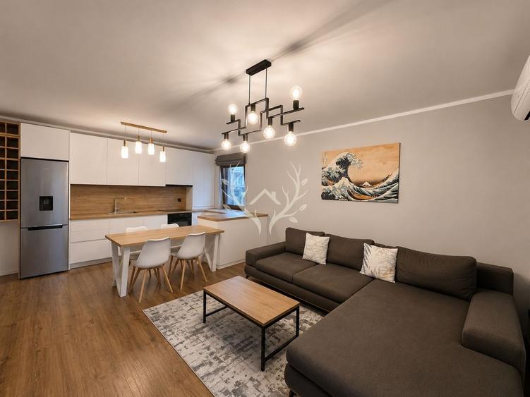 Apartament cu 3 camere semidecomandat, mobilat în Europa