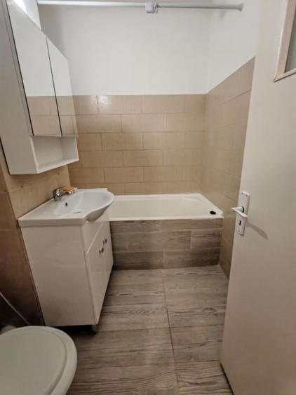 Garsonieră decomandată în Titan
