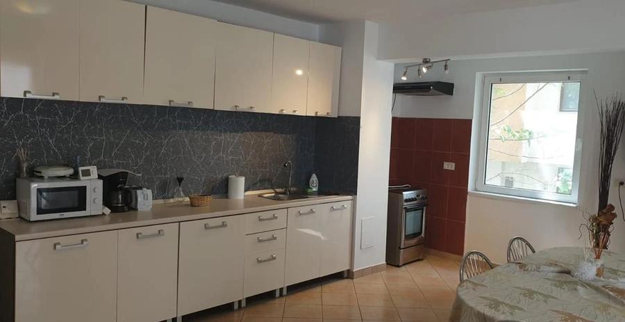 Apartament cu 3 camere decomandat, mobilat în Central