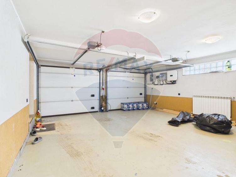 Casă individuală cu 6 camere cu Teren 1325 Mp în Central