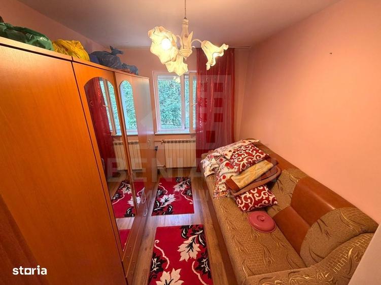 Apartament cu 3 camere semidecomandat în Craiovița Nouă