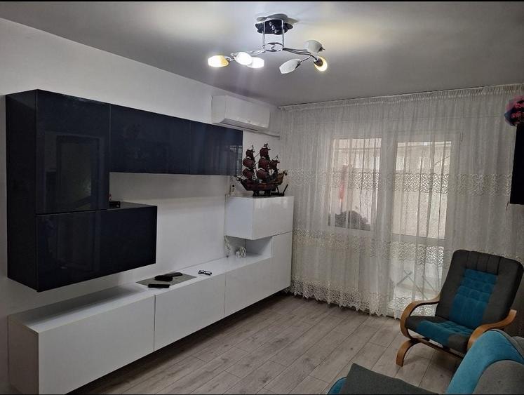 Apartament cu 3 camere semidecomandat în Alecu Russo