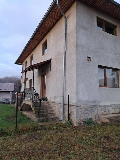 Casa spatioasa la vanzare 4000 mp teren, 400 mp construiti. - 1