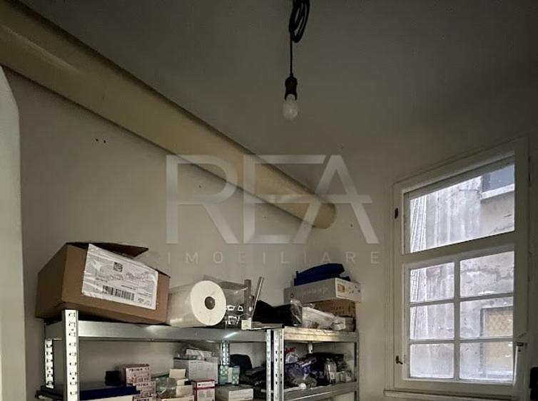 Apartament cu 4 camere semidecomandat, mobilat în Romană