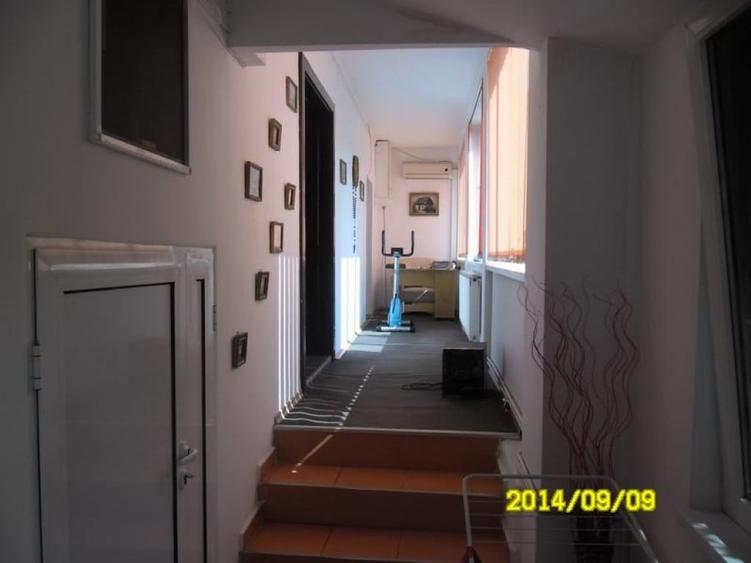 Apartament cu 3 camere semidecomandat în Aradul Nou