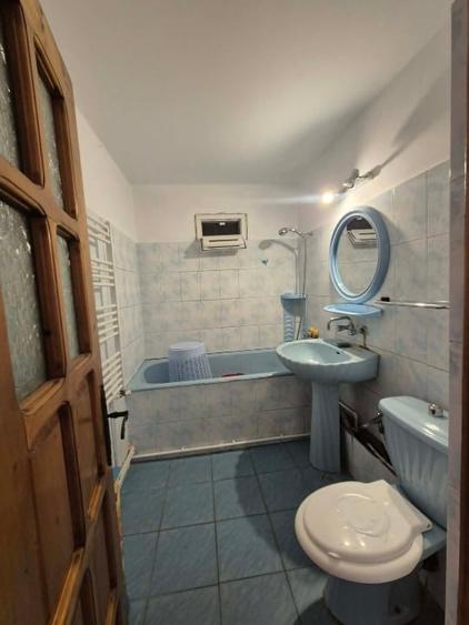 Apartament cu 3 camere decomandat, mobilat în Broșteni