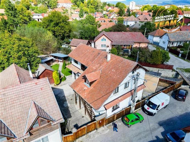 Duplex cu 9 camere cu Canalizare în Central