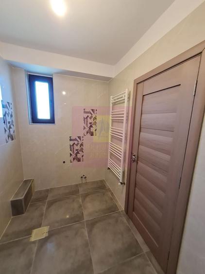 Casă individuală cu 5 camere decomandat cu Canalizare în Central