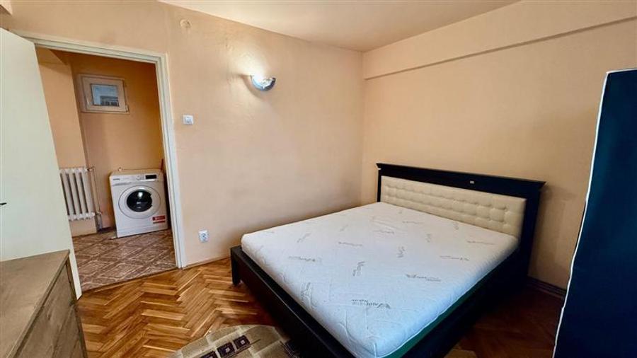 Apartament cu 3 camere decomandat în Podu Roș