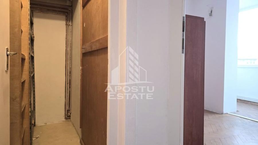 Apartament cu 4 camere semidecomandat în Aradului