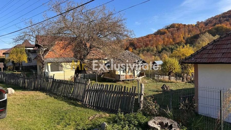 Teren de 7500 mp, în Sălătrucu