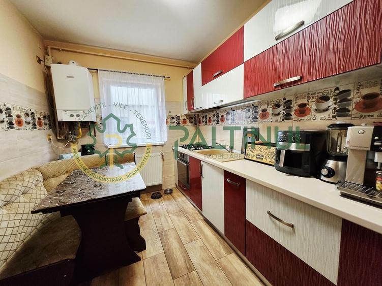 Apartament cu 3 camere decomandat, mobilat în Periferie