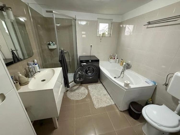 Casă cu 5 camere cu Teren 1112 Mp în Central