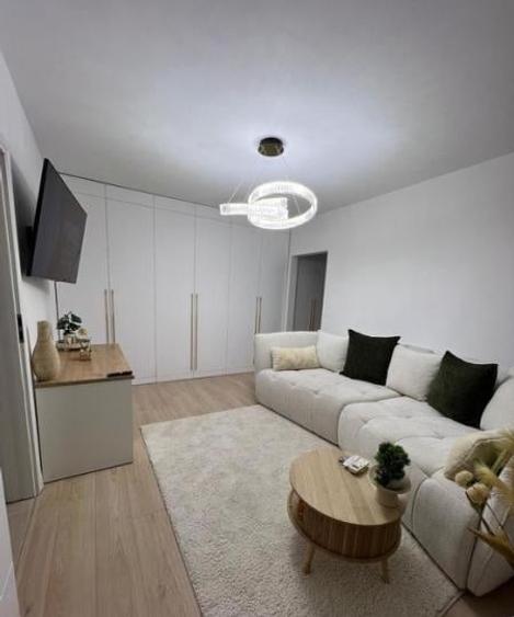 Apartament cu 2 camere semidecomandat, mobilat în 1 Mai